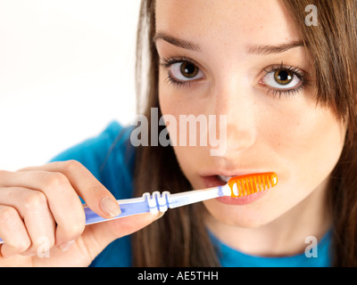 Ragazza adolescente spazzolare i denti modello rilasciato Foto Stock