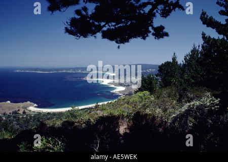 Spiaggia Carmel e spiaggia di ciottoli come visto dalla collina sopra il punto Lobos State Park California Foto Stock
