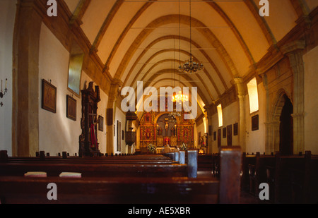 BASILICA interno della Carmel Mission una delle missioni della California fondata dal Padre Junipero Serra CALIFORNIA Foto Stock