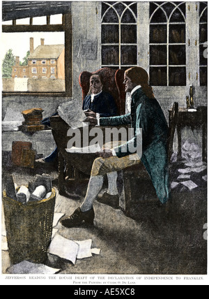 Thomas Jefferson leggendo la sua bozza della Dichiarazione di Indipendenza di Benjamin Franklin 1776. Colorate a mano di mezzitoni una illustrazione Foto Stock