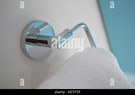 Asciugamano bianco appeso sulla rampa di cromo nella stanza da bagno Foto Stock