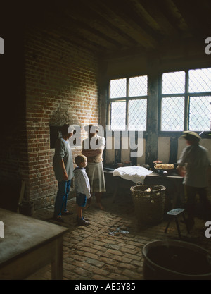 Nuova creazione della vita Tudor Kentwell hall i visitatori possono interagire con i personaggi che vestono di parlare e di lavorare come in tempi di Tudor Foto Stock