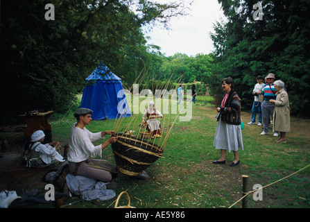 Nuova creazione della vita Tudor Kentwell hall i visitatori possono interagire con i personaggi che vestono di parlare e di lavorare come in tempi di Tudor Foto Stock