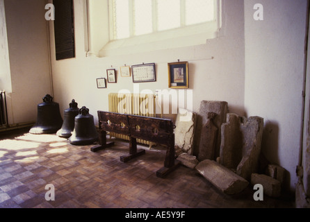 Stock campane e caduti bit di muratura all interno della chiesa di San Bartolomeo pm Orford che risale dal 1166 Suffolk Foto Stock