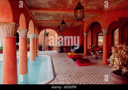 Piscina di spagnolo in stile hacienda VILLA Chetumal Messico Foto Stock
