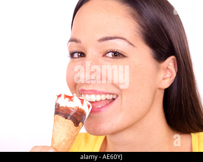 Giovane donna a mangiare il gelato modello rilasciato Foto Stock