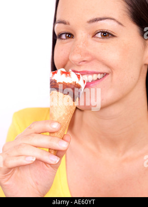 Giovane donna a mangiare il gelato modello rilasciato Foto Stock