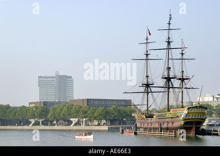 Amsterdam, Olanda. de amsterdam presso il museo Scheepvaart. replica del xviii secolo veliero Foto Stock