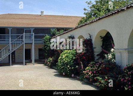 Il bellissimo giardino nel cortile della storica Casa del Pacifico Monterey in California Foto Stock