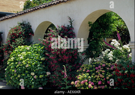 Il bellissimo giardino nel cortile della storica Casa del Pacifico Monterey in California Foto Stock