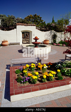 Giardino Fontana del percorso di fronte allo storico Pacific House Gardens Monterey in California Foto Stock