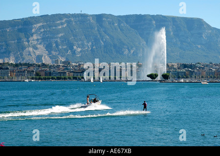 Sci d'acqua presso il lago La Rade giant fontana Jet d'Eau e il Monte Saleve Ginevra Svizzera Foto Stock