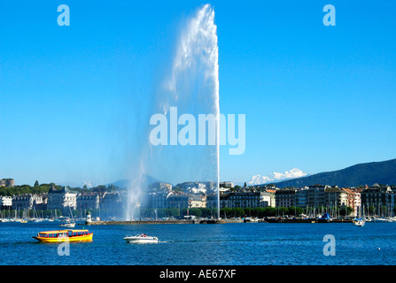 Sul fronte del lago La Rade giant fontana Jet d'eau e Mont Blanc mountians Ginevra Svizzera Foto Stock