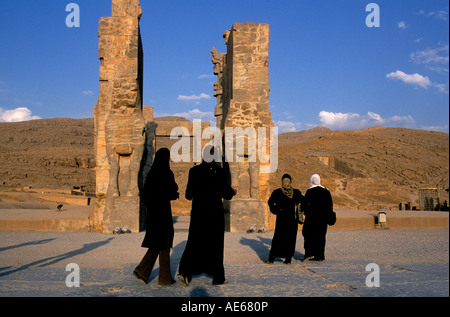 Iran: le donne iraniane turisti vestito in hejab ammirare la Porta di tutte le nazioni monumento di Persepolis vicino a Shiraz Foto Stock