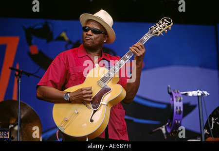 TAJ MAHAL suona con una chitarra acustica al MONTEREY JAZZ FESTIVAL IN CALIFORNIA Foto Stock