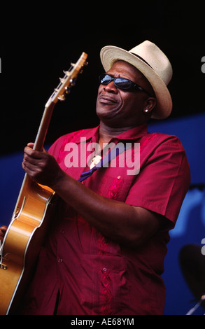 TAJ MAHAL suona con una chitarra acustica al MONTEREY JAZZ FESTIVAL IN CALIFORNIA Foto Stock