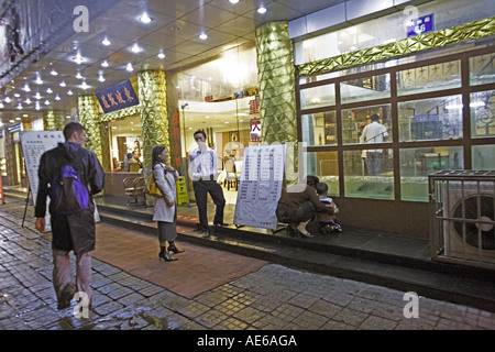 Cina HANGZHOU luminoso e moderno ristorante con la madre mostra figlio di pesce fresco piscina ancora in serbatoi Foto Stock