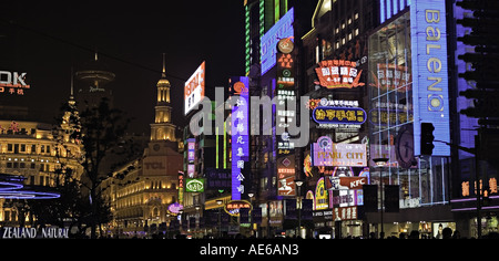 Cina Shanghai le luci al neon di Nanjing Road Foto Stock