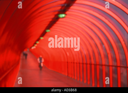 Ciclista solitario in rosso tunnel sulla M8 Glasgow in attesa di collegarci con il Clyde Auditorium Foto Stock