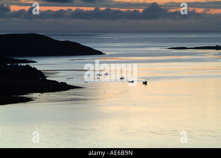 Barche da pesca ormeggiate fino al tramonto del sole sul Loch Pecora e Aultbea, Isola di pecora, sulla sinistra. Wester Ross, Highlands scozzesi Foto Stock