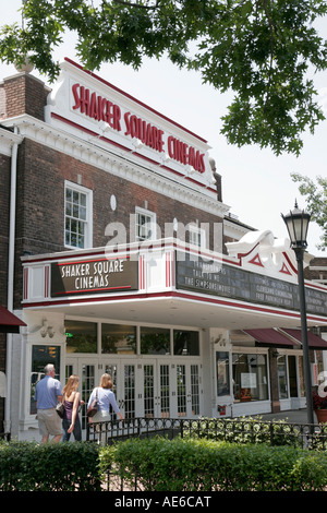 Ohio Cuyahoga County,Cleveland,Shaker Square,shopping shopper shopping negozi mercati di mercato di acquisto di vendita, negozi al dettaglio negozi busine Foto Stock