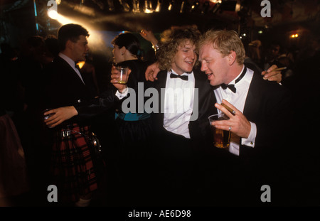 Ricchi giovani yuppie uomini bonding, fumo bere 90 UK. Cirencester Agricultural College annuale fine dell'anno maggio palla Gloucestershire HOMER SYKES Foto Stock