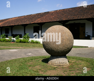 Una pietra enorme sfera realizzata dalla preistoria Costa Rican indiani di centinaia di anni fa in mostra presso il Museo Nazionale di San Jose, Costa Rica. Foto Stock