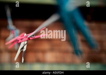 Vestiti di perni su una linea di abbigliamento Foto Stock