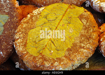 Pane cotto su una foglia di rafano senza conservanti su sano e naturale prodotti regionali festival in Polonia Foto Stock