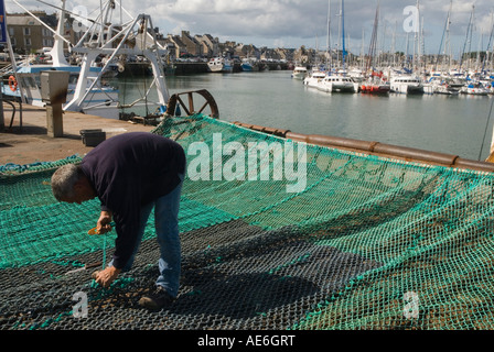 St Saint Vass La Hougue Normandia Francia Fisherman rammendo rete da pesca porto Foto Stock