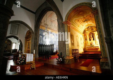 Vista interna di Sao Miguel Arcanjo chiesa nella città di Vila Franca do Campo. Sao Miguel island, isole Azzorre, Portogallo Foto Stock