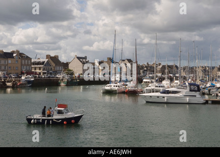 St Saint Vass La Hougue Normandia Francia Yacht Marina e Porto ragazzo francese in barca scuola Bateau École Foto Stock