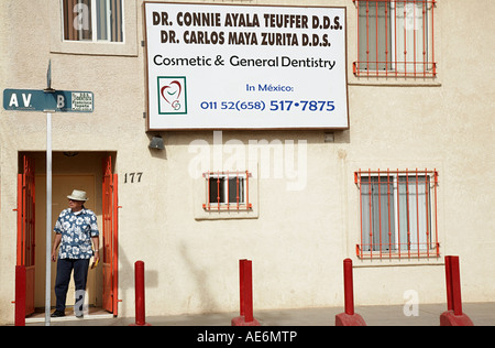 Tourist in piedi di fronte a studio dentistico. Los Algodones B C Messico Foto Stock