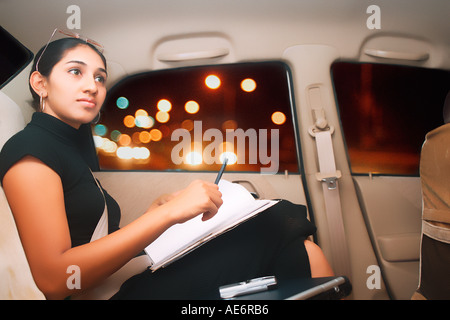 RHS70948 South Asian Indian giovani dirigenti che lavorano signora seduta in auto Honda guardando al di fuori del signor#522 Foto Stock