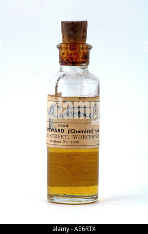 L'olio di citronella in una bottiglia di vetro con tappo di sughero da Steward farmacia Worcester solo uso editoriale Foto Stock