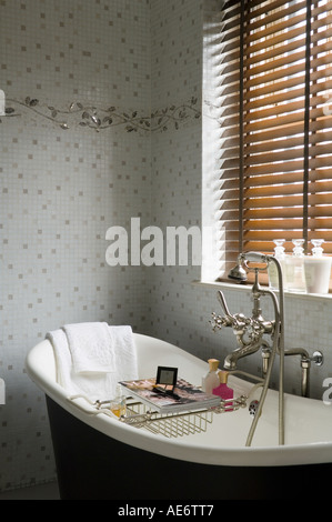 Victorian freestanding vasca nel bagno con parete in mosaico Foto Stock