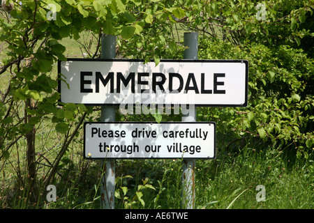 Cartello per la serie Emmerdale, vicino a Leeds Inghilterra Foto Stock