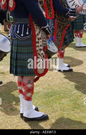 Uniformi scozzese tradizionale tartan, calzini con motivo a kilt, gambe con cappelli; abito in plaid Highland della Scottish Pipe Band, Scozia, Regno Unito Foto Stock