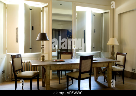 Sala da pranzo con specchio e persiane Foto Stock