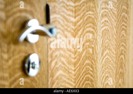 Porta moderna maniglia sulla porta di legno con legno texture della granella Foto Stock