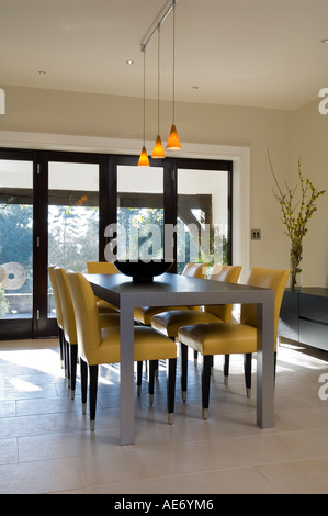Tavolo moderno e sedie in sala da pranzo progettata dagli architetti Smiros Foto Stock