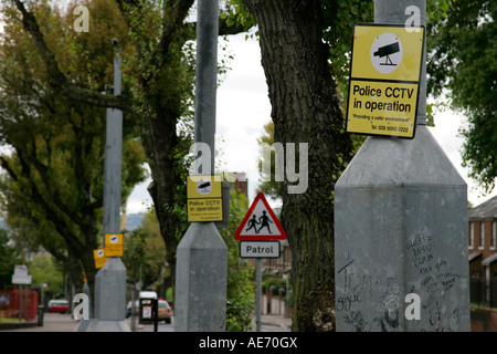 Fila di polizia psni TVCC telecamere di sorveglianza fodera area di interfaccia a Belfast nord Foto Stock