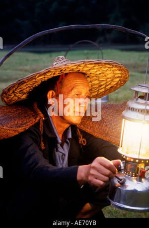 Il fiume Li (Lijiang) cormorano pescatore lanterna di illuminazione sulla sua zattera di bambù a Xingping, Guangxi, Cina Foto Stock