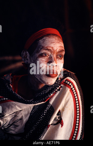 Sangoma, guaritore tradizionale, donna a Shakland, KwaZulu Natal, Sud Africa