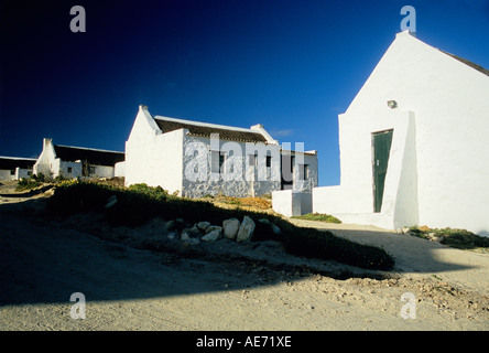 Pietra e tetto di paglia di casette di pescatori a Arniston, Western Cape, Sud Africa Foto Stock