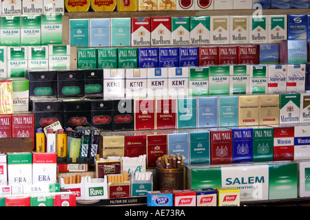 Varie marche di sigarette, sigari e tabacco prodotti per la vendita in un mercato a Kuching, Sarawak, Borneo, Malaysia Foto Stock