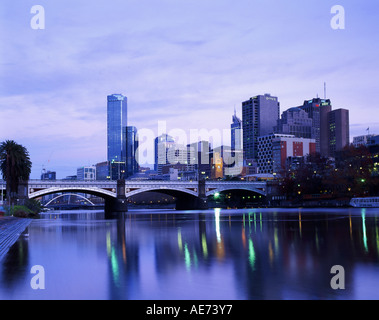 Fiume Yarra con Princes Bridge e il CBD Melbourne Victoria Australia Foto Stock