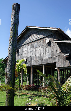 Melanau Longhouse e Totem Pole, Sarawak, Borneo, Malaysia Foto Stock