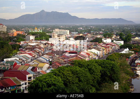 Sky Cityscape di Jalan falegname e vecchi edifici di Kuching, Kuching, Sarawak, Borneo, Malaysia Foto Stock