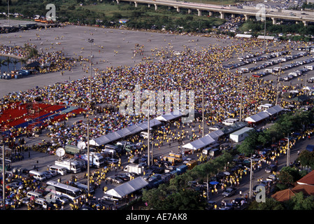 Popolo tailandese con maglietta gialla . Muang Thong Thani 60 anniversario il re celebrare 2006 Foto Stock